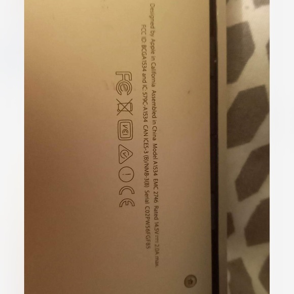 MacBook for parts or to be fixed for a low cost of $200 . Inbox me for more info - Picture 4 of 4